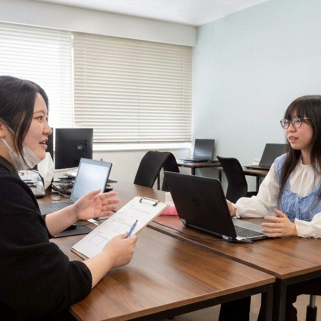 スタッフと利用者が書類を見ながら相談している様子