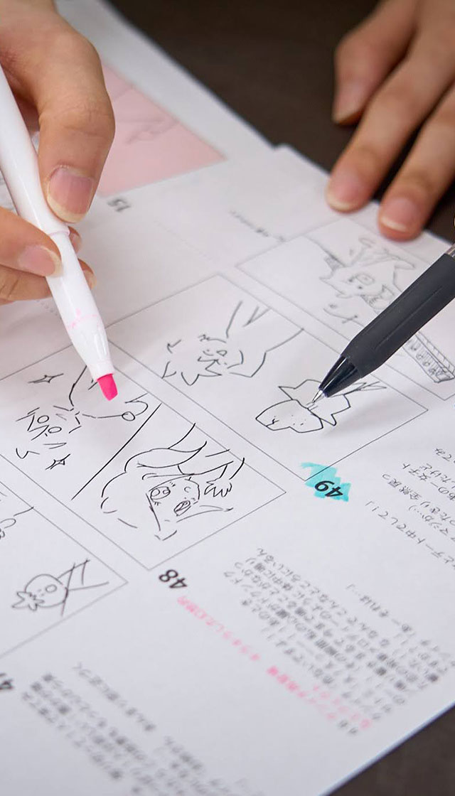 下描きしたイラストにマーカーで着色しているところ