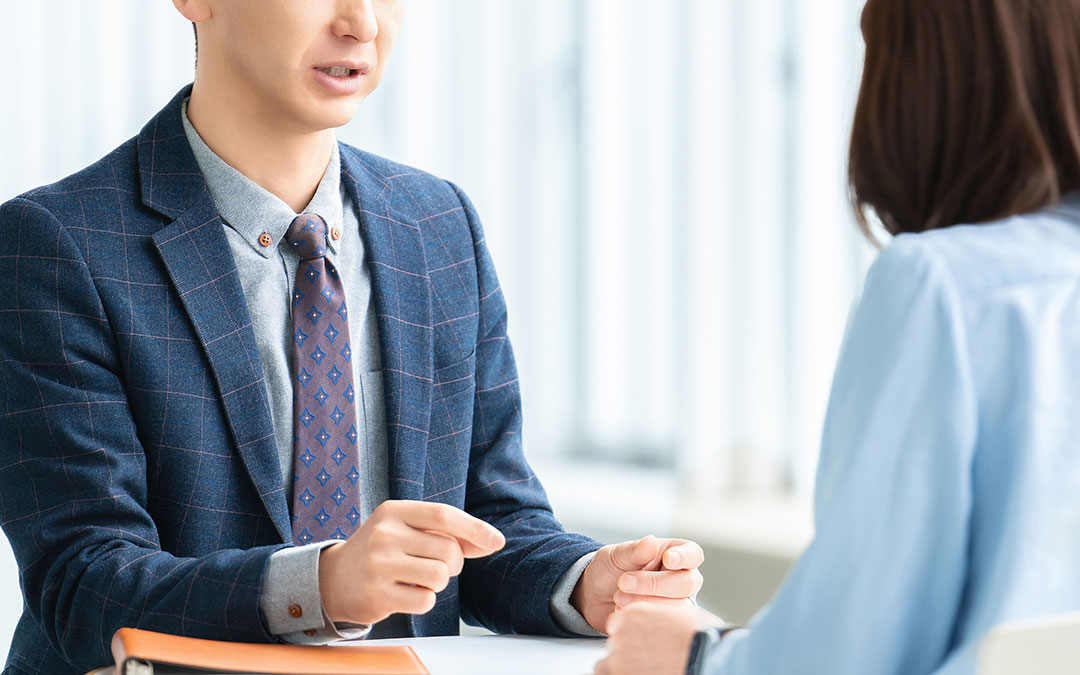 テーブルを挟んで担当者と話している面談の様子